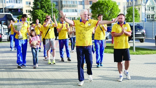 Dan Pascu (în centru) şi jucătorii săi vor intra în vacanţă, apoi vor face planul de bătaie pentru sezonul viitor (Foto: Claudiu Tudor)