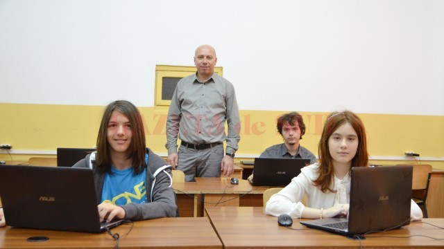 Elevii Colegiului Național „Frații Buzești“ din Craiova, calificați în lotul lărgit al României pentru informatică, alături de profesorul Marius Nicoli