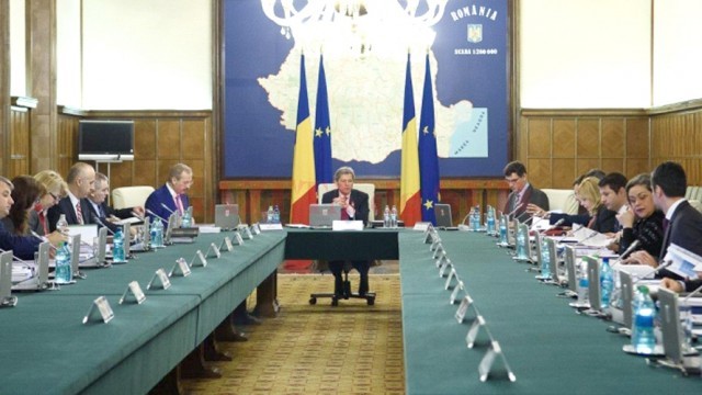 Premierul Dacian Cioloş spune că rolul politicului rămâne determinant în administrație (Foto: ecopolitic.ro)