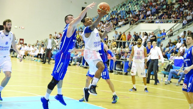 Johnson (la minge) şi colegii săi au debutat cu stângul în play-off şi încearcă să egaleze Mureşul astăzi (Foto: Claudiu Tudor)