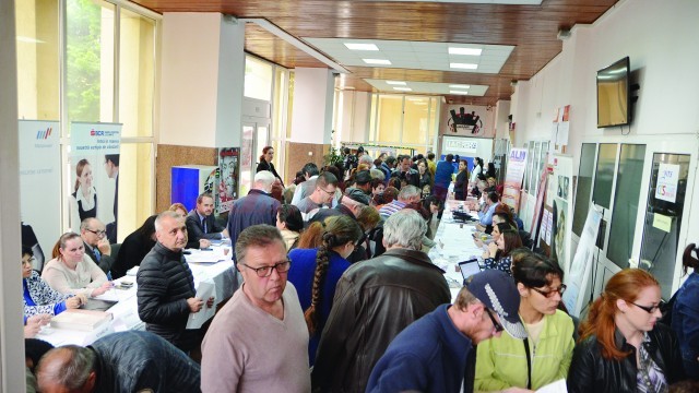 Sute de doljeni au venit să-şi caute un serviciu la Bursa generală a locurilor de muncă (Foto: Claudiu Tudor)