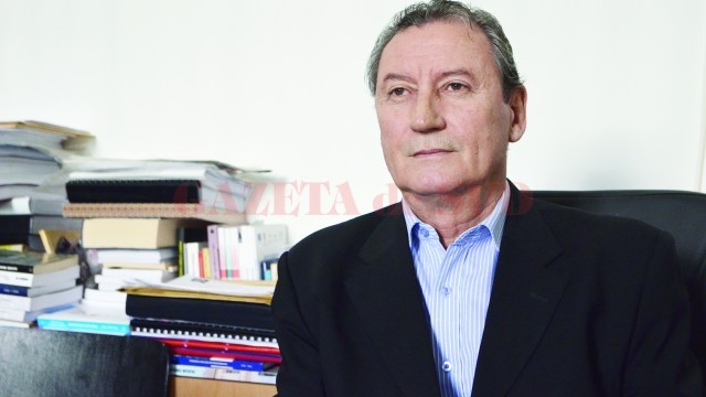 Prof.univ.dr. Dumitru Otovescu de la Departamentul de Sociologie al Universității din Craiova explică rolul sociologului în societate (Foto: Bogdan Grosu)