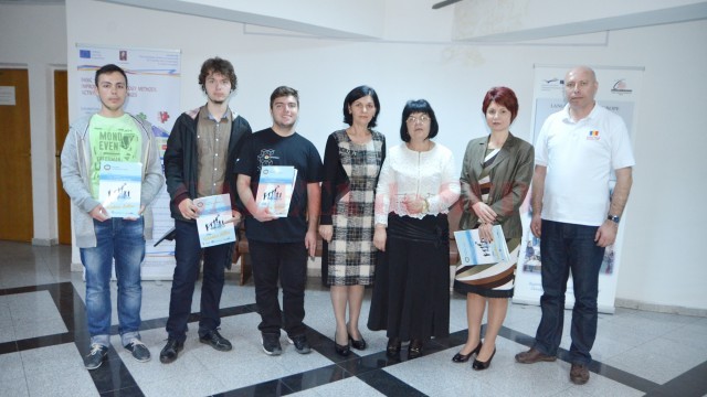 Elevii Radu Mircea, Bogdan Iordache și Dragoș Tărăban, olimpici la informatică, alături de membrii asociației Contab Etic Expert și de profesorul de informatică Marius Nicoli de la Colegiul Național „Frații Buzești“ din Craiova (Foto: Claudiu Tudor)
