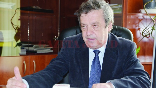Prorectorul Universității din Craiova, prof. univ. dr. Radu Constantinescu, a anunțat că la Facultatea de Științe Sociale, conform legii, funcția de decan va fi ocupată prin interimat de actualul prodecan al facultății, conf. univ. dr. Cătălin Stănciulescu (Foto: Claudiu Tudor)