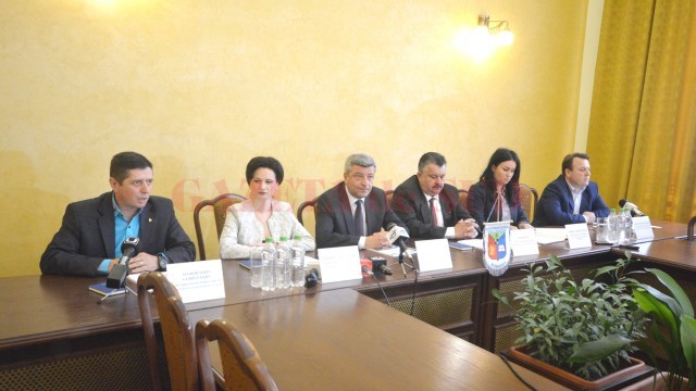 Rectorul Universității din Craiova, prof. univ. dr. Cezar Spînu, a semnat protocolul de colaborare cu inspectorii școlari din județele Dolj, Gorj, Mehedinți, Olt și Vâlcea în vederea realizării unui program de pregătire a elevilor și cadrelor didactice pentru examenele naționale (Foto: GdS)
