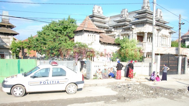 Polițiștii craioveni au descins în mai multe rânduri la comercianții de fier vechi de pe strada Râului, iar luni au hotărât să rețină două persoane