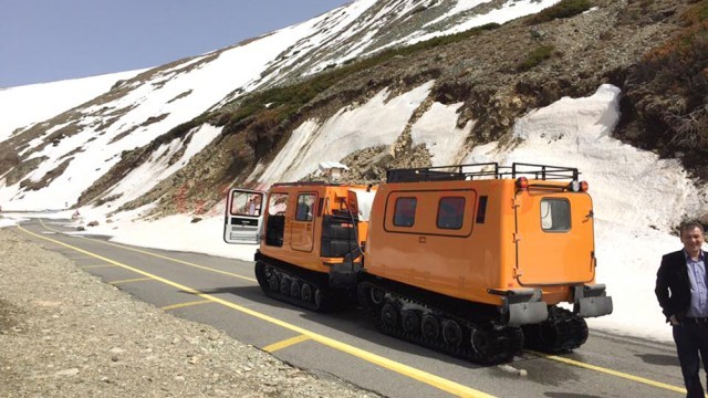 Utilajele vor începe deszăpezirea pe Transalpina după jumătatea acestei luni (Foto: Eugen Măruţă)