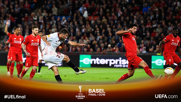 Coke (în alb) a fost "călăul" lui Liverpool în finala de la Basel (foto: uefa.com)