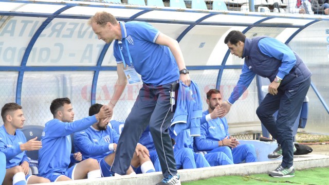 Victor Naicu (stânga) este de părere că toată lumea a făcut eforturi ca echipa să încheie sezonul pe locul şapte şi să se califice în Liga Europa (Foto: Alexandru Vîrtosu)