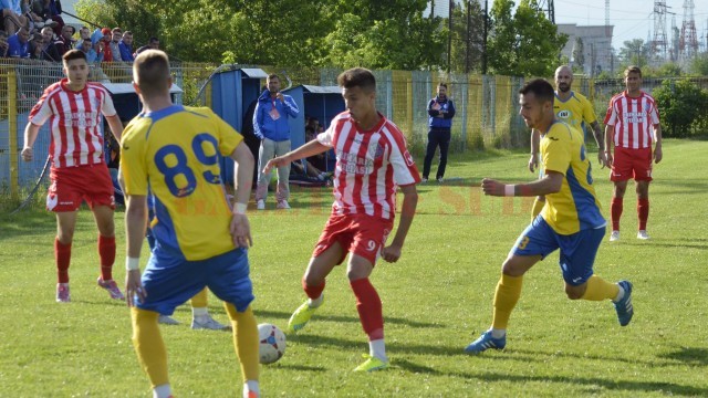 Filieşenii (în roşu) n-au reuşit să găsească drumul spre victorie în partida cu Ighiu (foto: Alexandru Vîrtosu)