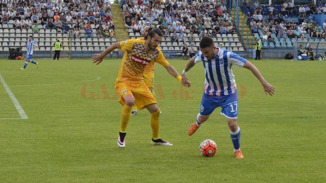 Hergheligiu (la minge) a bifat „dubla” în meciul cu Petrolul (foto: Alexandru Vîrtosu)
