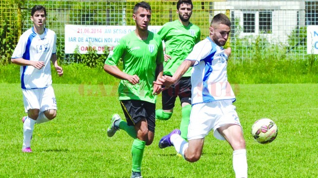 Alin Stancu (la minge) şi colegii săi de la Podari au fost cei mai buni în triunghiular (Foto: Alexandru Vîrtosu)