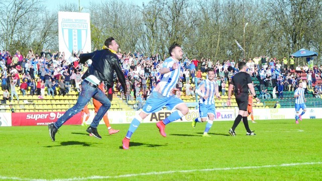 Silviu Izvoranu (stânga) a fost trup și suflet pentru CSU Craiova (Foto: Alexandru Vîrtosu)