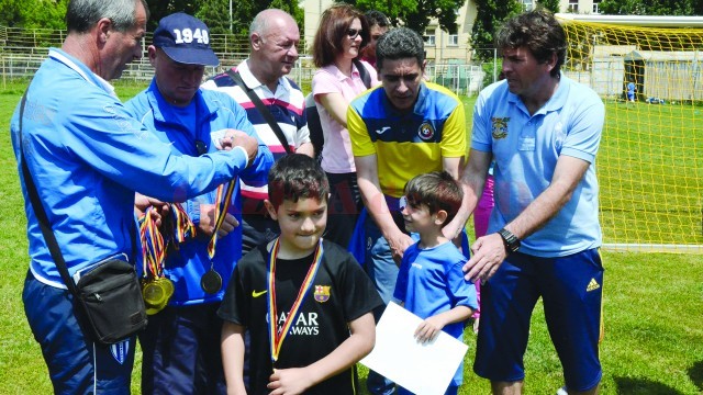 Marian Calafeteanu, Nae Ungureanu, Gheorghiţă Geolgău şi Silviu Bogdan au acordat micuţilor diplome şi medalii pentru participarea la Interliga Naţională (Foto: Alexandru Vîrtosu)