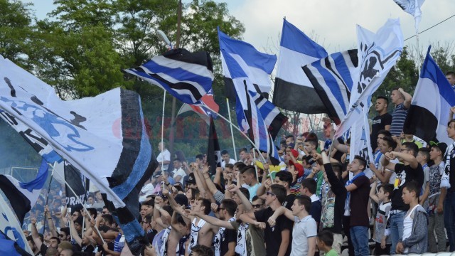 Suporterii le-au cerut explicaţii jucătorilor şi staff-ului tehnic de la CSU (foto: Alexandru Vîrtosu)