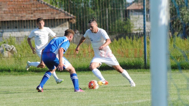 Adrian Cârstea (la minge) și colegii săi au încheiat sezonul en-fanfare (foto: fcpodari.ro)