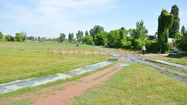 Facultatea de Educație Fizică și Sport a rămas fără 8.100 mp de teren, pe care avea stadionul și pista de atletism. După retrocedare, facultatea a rămas doar cu o fâșie de teren la care nu va mai avea acces în cazul în care se va împrejmui suprafața retrocedată. (FOTO: Claudiu Tudor)