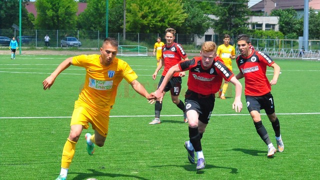 Craiovenii (în galben) au obținut o victorie concludentă cu U Cluj (foto: Facebook CS Universitatea Craiova)