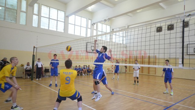 În această dimineață, la Craiova a început turneul final al ONSS cu participarea a opt echipe (foto: Traian Mitrache)