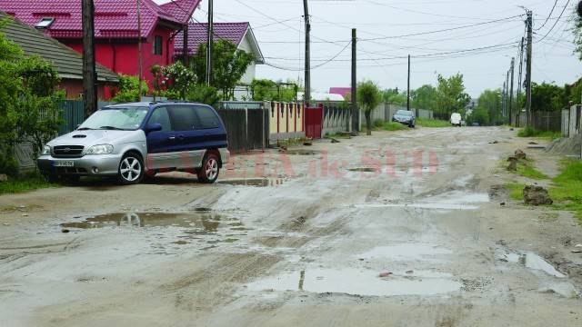 De pe Calea Brezei a dispărut, în timp, orice urmă de piatră, strada fiind acum  doar o înșiruire de gropi (Foto: Lucian Anghel)