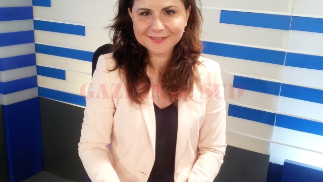 Avocatul Lavinia Toma Tumbăr a vorbit, la Alege TV, la emisiunea „Economia Sudului“, despre litigiile de muncă existente și potențiale (FOTO: Ramona Olaru)