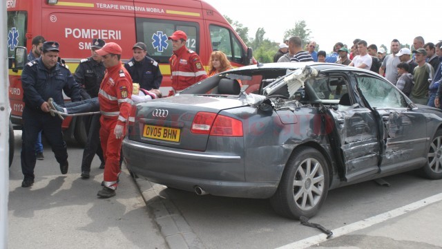 O elevă de 15 ani, pasageră pe bancheta din spate a autoturismului Audi, a murit în urma accidentului