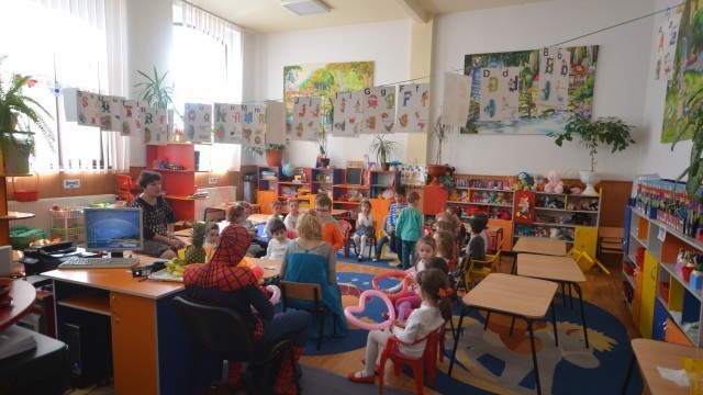 De azi, părinții pot depune cerere pentru reînscrierea copiilor care figurează deja într-o unitate de învățământ preșcolar pentru a le asigura locul și în anul școlar 2016-2017