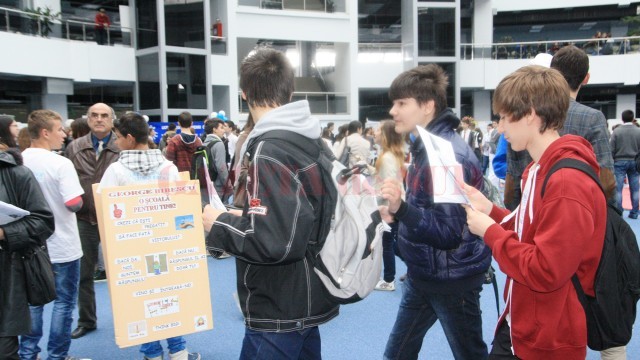 Elevii de clasa a VIII-a vor avea ocazia să consulte ofertele educaționale pentru liceu pe 12 mai, la Centrul Multifuncțional din Craiova (FOTO: GdS)
