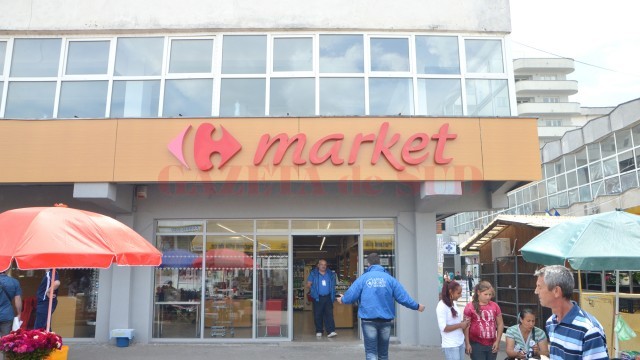 Femeia rănită în magazinul Market din Piața Centrală a fost dusă la spital (FOTO: GdS)