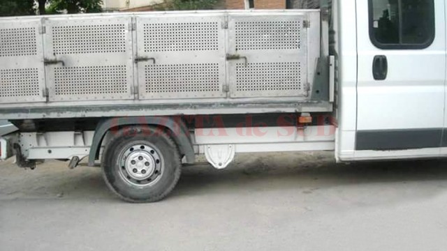 Capturarea câinilor fără stăpân scoate bani din buzunarul craiovenilor chiar si când maşina hingherilor staţionează (Foto: Facebook)