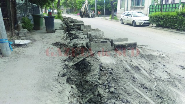 Unele din bordurile vechi care sunt scoase de pe strada Împăratul Traian, pentru a fi înlocuite cu altele noi, ar putea fi valorificate (Foto: Marian Apipie)