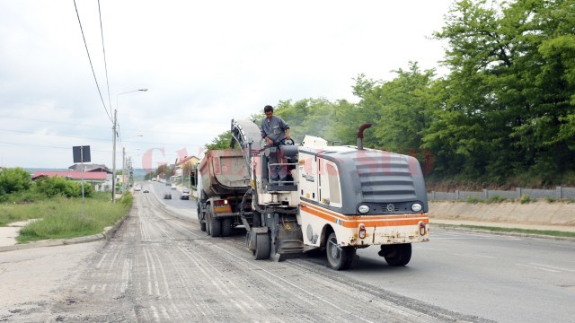 Oamenii legii spun că muncitorii SC Delta ACM nu au semnalizat lucrările de decopertare a asfaltului de pe strada Potelu din municipiul Craiova (FOTO: Bogdan Grosu)