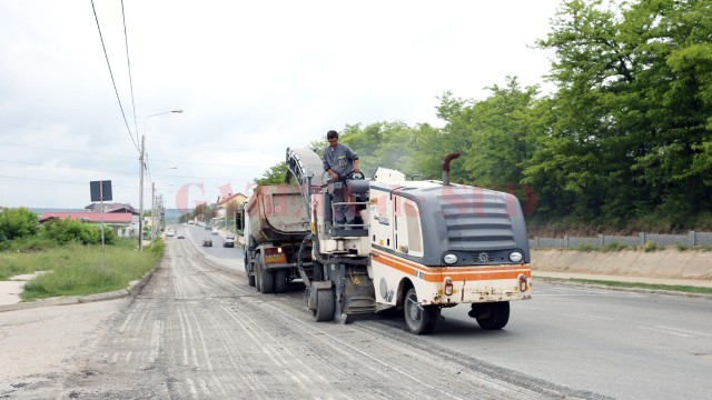 Oamenii legii spun că muncitorii SC Delta ACM nu au semnalizat lucrările de decopertare  a asfaltului de pe strada Potelu din municipiul Craiova (FOTO: Bogdan Grosu)