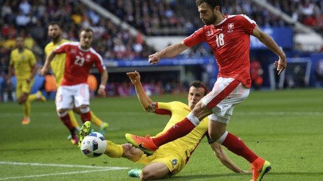 Vlad Chiricheş şi colegii săi au apărat cât au putut de bine poarta lui Tătăruşanu, dar golul tot a venit (foto: uefa.com)