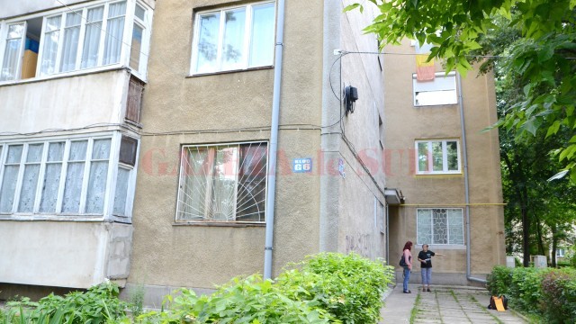 Proprietarii din blocul G6 au „înghițit“ 500 de metri cubi de apă (FOTO: Claudiu Tudor)