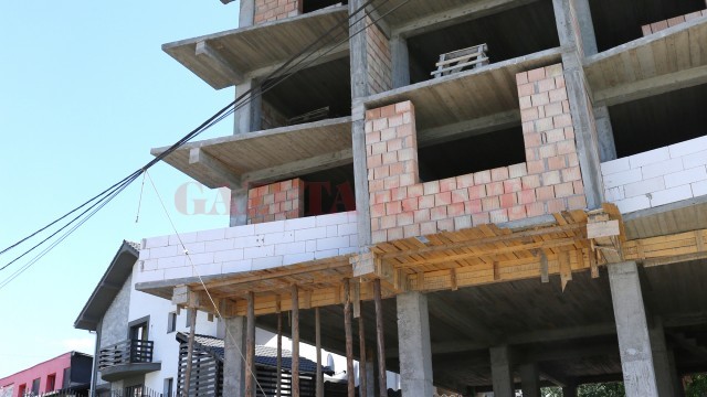 Oamenii legii au stabilit că, cel mai probabil, craioveanul de 55 de ani s-a aruncat în gol de la etajul patru al imobilului aflat în construcție (Foto: GdS)