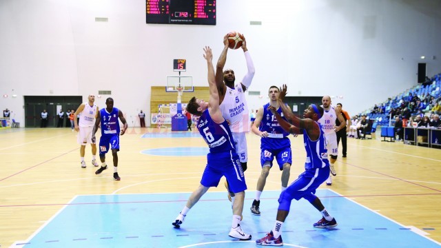 Travis Bureau (la minge) nu a putut juca în play-off în sezonul trecut din cauza unor probleme legate de şederea în România (Foto: Arhiva GdS)