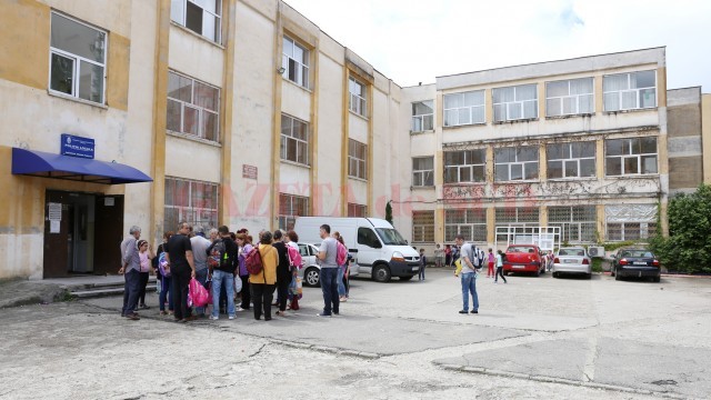 Un cadru didactic de la Școala Gimnazială „Alexandru Macendonski“ a fost diagnosticat cu TBC, iar în urma primelor investigații, 40 de copii au valori peste limita normală la testul IDR (Foto: Lucian Anghel)