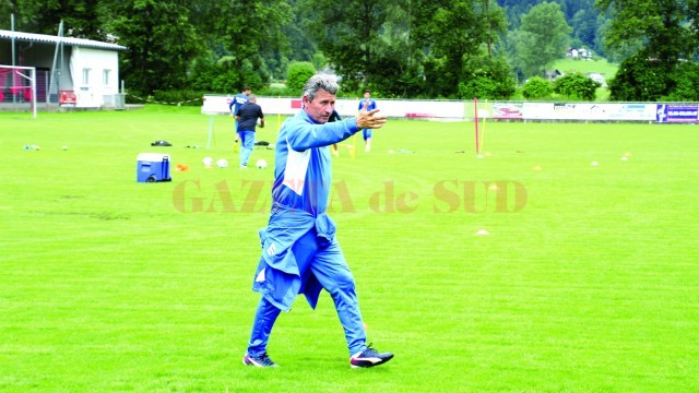 Gigi Mulţescu încearcă să se descurce cu jucătorii pe care îi are la dispoziţie momentan (Foto: csuc.ro)