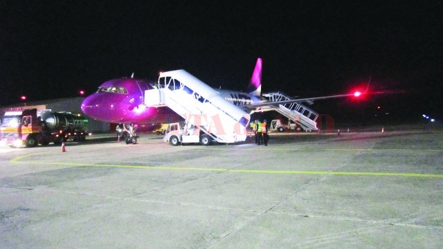 Bărbatul a fost sancționat de polițiști pe Aeroportul Craiova, la coborâre din aeronava cu care venise de la Barcelona (Foto: arhiva GdS)