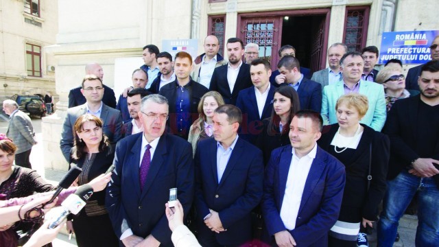 Nicolae Giugea (stânga, prim-plan) şi Pavel Badea dau declaraţii presei cu ocazia depunerii candidaturii la alegerile din 5 iunie (Foto: arhiva GdS)