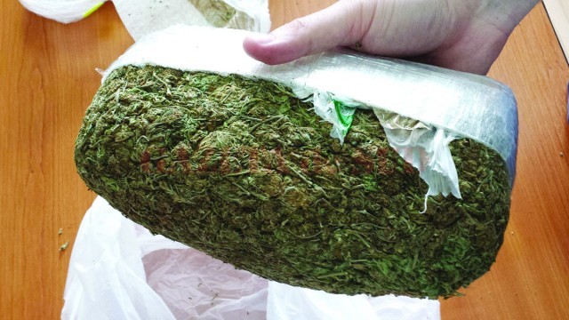 Oamenii legii au găsit patru kilograme de canabis într-un colet trimis din Spania