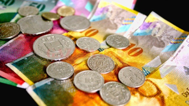 Aceeași clauză abuzivă dintr-un contract de credit în franci elvețieni este tratată de Piraeus Bank în mod diferit de la un client la altul (Foto: economica.net)