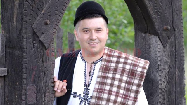 Marius Ţugulescu este oltean din Vaideeni şi cântă cu mult drag pentru iubitorii de folclor