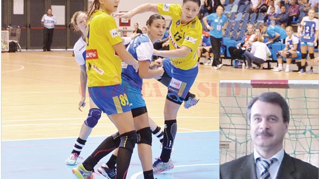 Marius Barcan (medalion) crede că handbalistele craiovene (în albastru) au şansă să urce pe podium în sezonul viitor