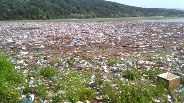 Lacul arată dezolant