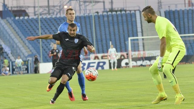 Măzărache (în negru) nu a reuşit să-l păcălească pe Stanca (Foto: csuc.ro)