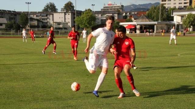 Andrei Burlacu (în alb) şi colegii săi au trecut la pas de austrieci (foto: csuc.ro)