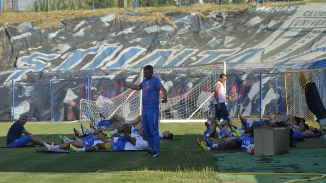 Gigi Mulţescu a condus antrenamnetul la umbră (foto: Alexandru Vîrtosu)