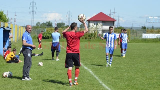 Adrian Popescu (stânga) a împlinit 56 de ani (foto: Alexandru Vîrtosu)